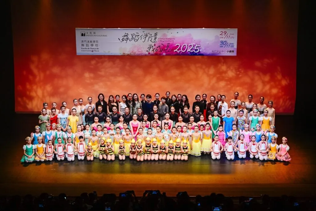 苏沐舞台主持与演唱才艺展示画面